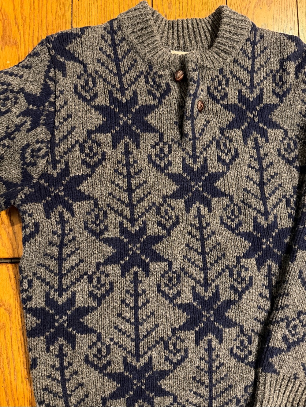 L.L.Bean men’s Fair Isle Henley 100% lambswool Sweater, size medium, grey/navy - Picture 3 of 8